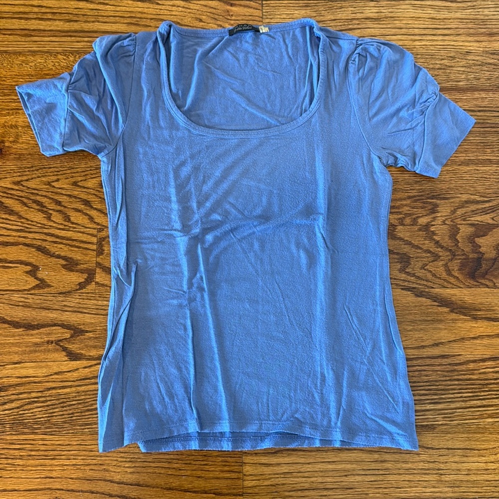 Tahari woman’s blue short sleeve tee shirt sz Small